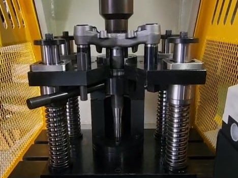 6520A立式壓合機_壓合作動