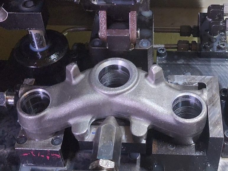 三孔二站鑽孔搪孔機-HC8788A：精確加工航空、汽車和機械零部件